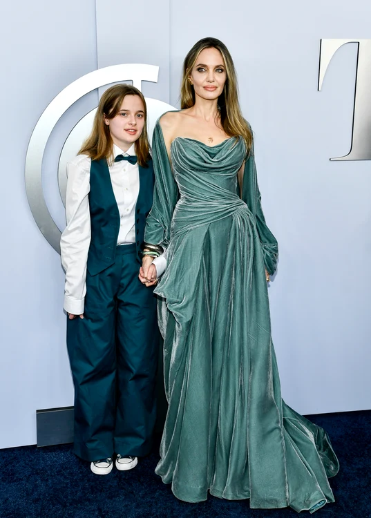 Angelina Jolie, de mână cu fiica Vivienne la Tony Awards. Iunie 2024