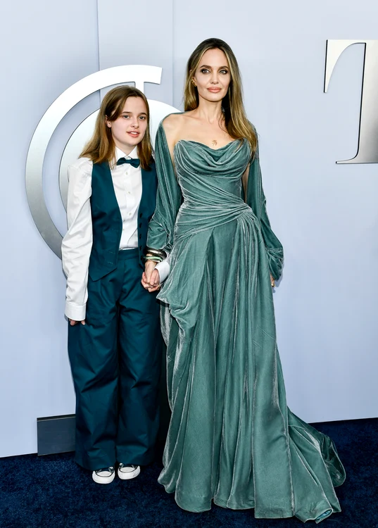 Angelina Jolie, de mână cu fiica Vivienne la Tony Awards. Iunie 2024