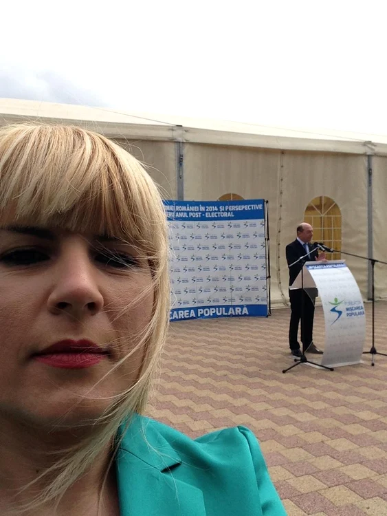 
    Elena Udrea şi Traian Băsescu, la dezbaterea Fundaţiei Mişcarea Populară. (Foto: Facebook)  
