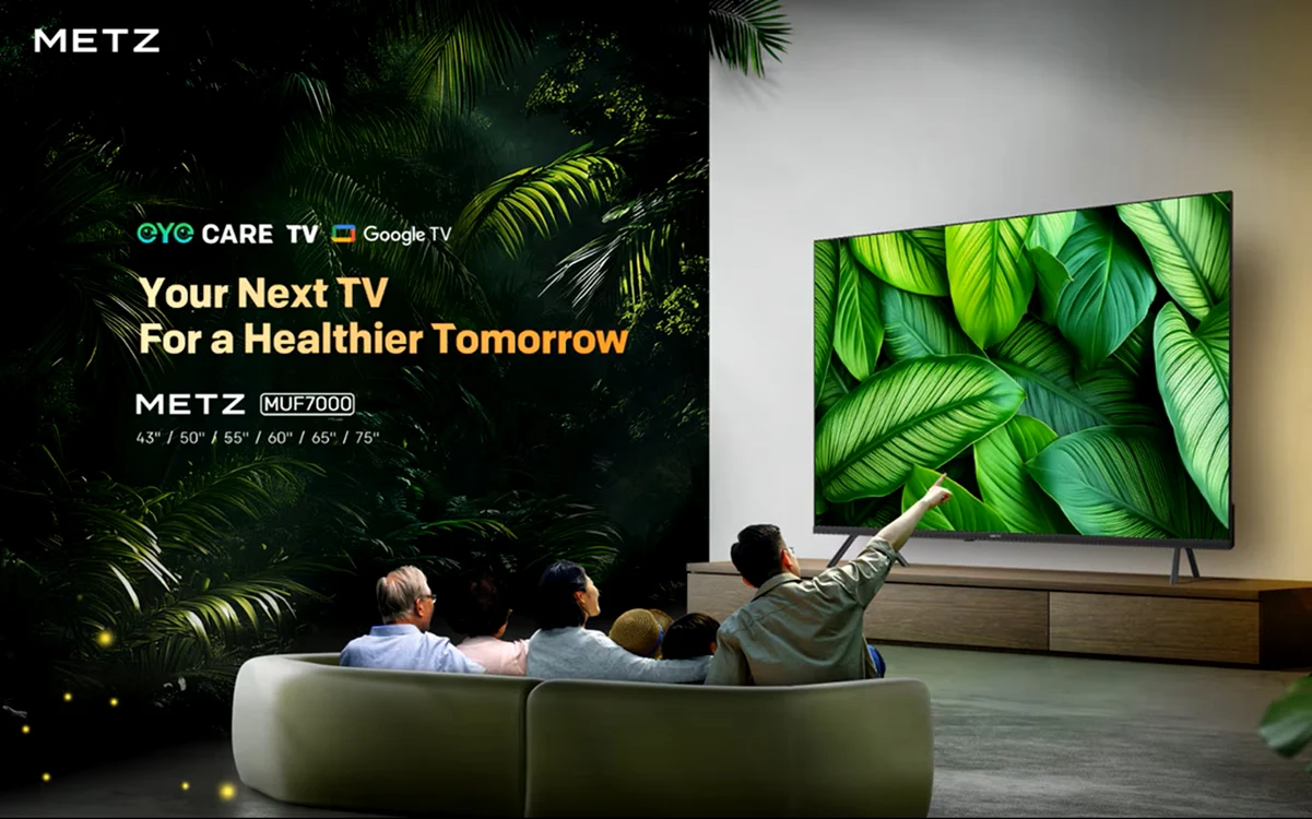 Televizor METZ LED 4K cu Google TV într-un living, urmărit de o familie cu imagine de natură exotică