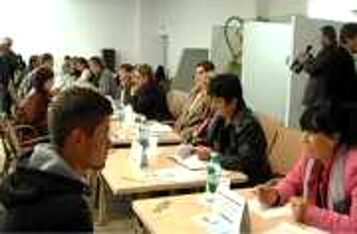 Peste 400 de tineri au fost selectaţi pentru interviu