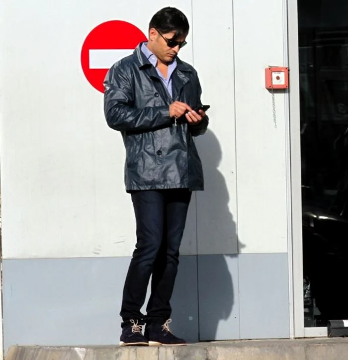 Liviu le-a dat muncitorilor o ţigarăFoto: Blitz