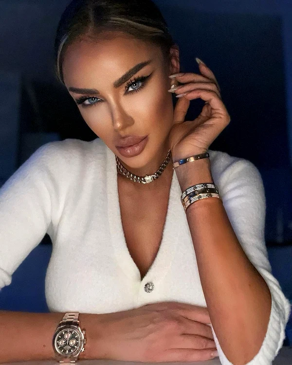 Bianca Drăguşanu şi-a făcut "ochi de pisică" foto: Instagram