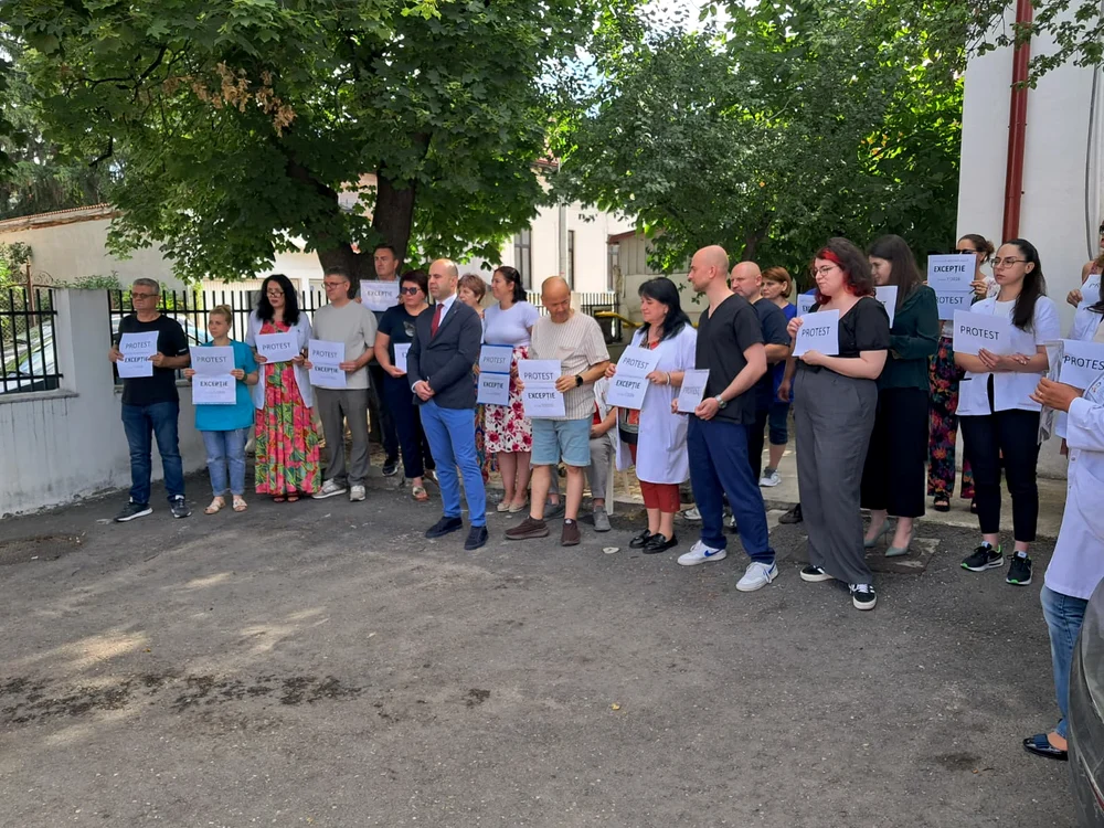 angajati_IML-Craiova_protest_cu_mesaje_printate1_foto_ionelia_nucă