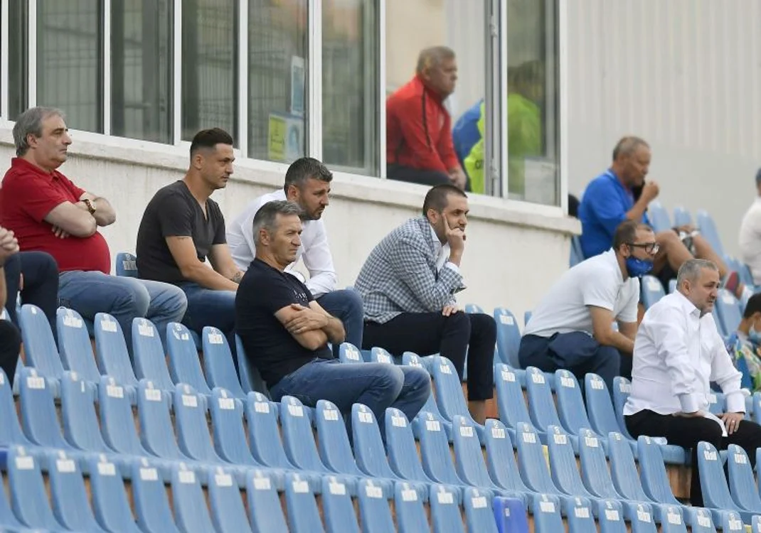 
    La tribuna oficială a stadionului din Botoșani nu s-a auzit de mascăFOTO: Sportpictures.eu  