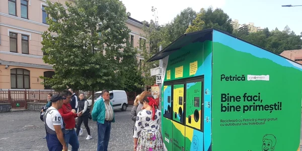 Petrică reciclează la Braşov ambalajele şi oferă la schimb bilete de autobuz FOTO Ioan Buciumar