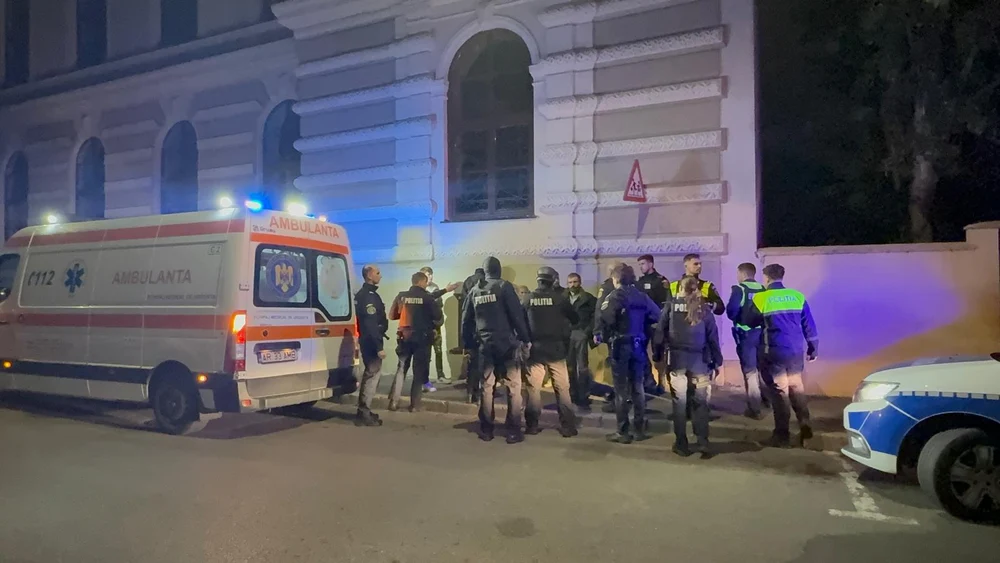 Scandal între două grupuri, pe o stradă din Arad: un tânăr de 23 de ani a fost înjunghiat