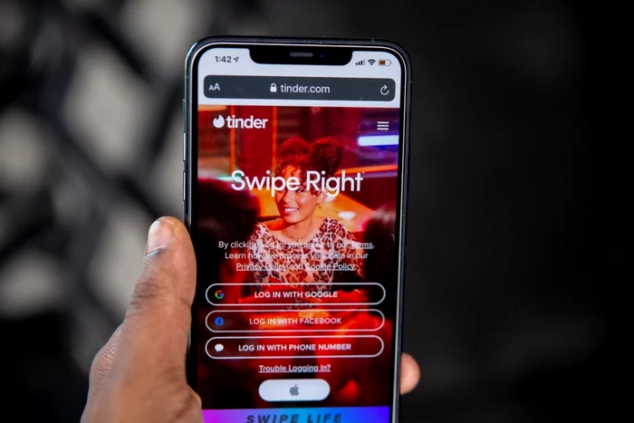 foto aplicatia tinder pe telefon