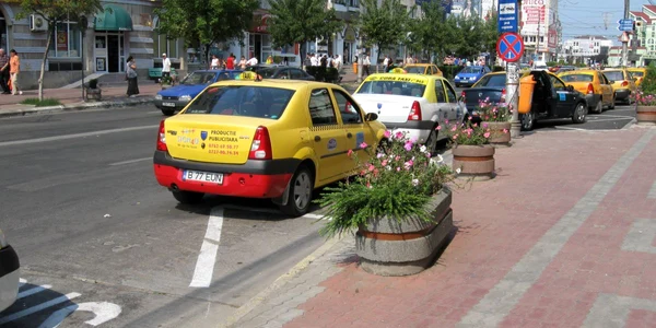 Târgovişte: Taxiurile au invadat staţia de autobuz de la Muntenia