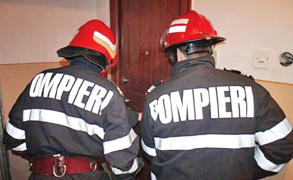 Pompierii au spart uşa pentru a pătrunde în locuinţă