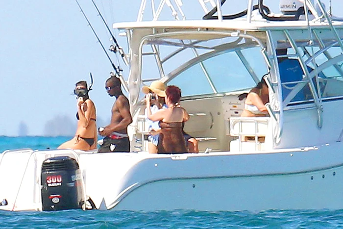 Irina se pregăteşte de scufundări, în timp ce Bradley o aşteaptă în apăFoto: Hepta