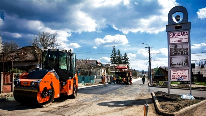 Străzile din Pucioasa arată acum ca după bombardament, iar constructorul şi-a retras utilajele de pe şantier