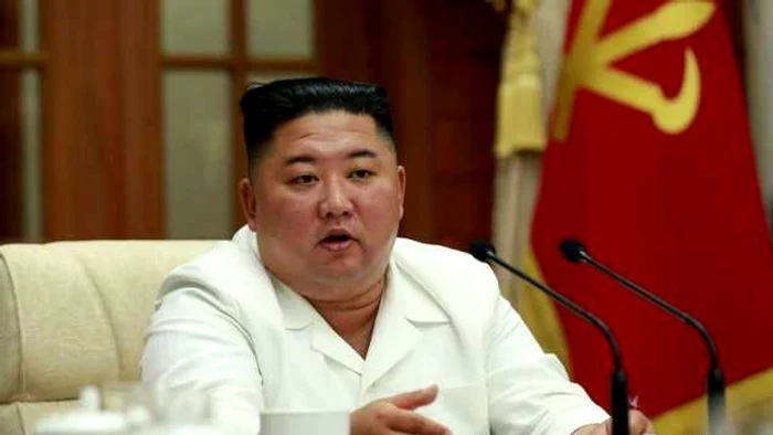 Kim Jong-un prezidând o şedinţă consacrată noului coronavirus şi unui taifun FOTO STR/ AFP