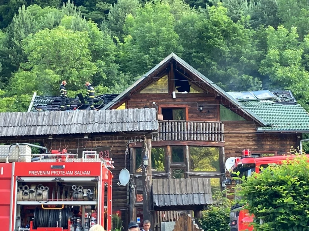 Cabana plină cu 50 de copii aflaţi în tabără de la Râu Sadului - Sibiu care a luat foc Foto ISU Sibiu