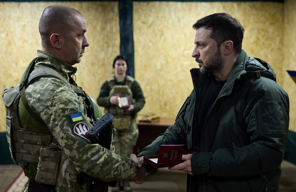 Volodimir Zelenski, felicitând soldații ucraineni. FOTO Facebook Volodimir Zelenski
