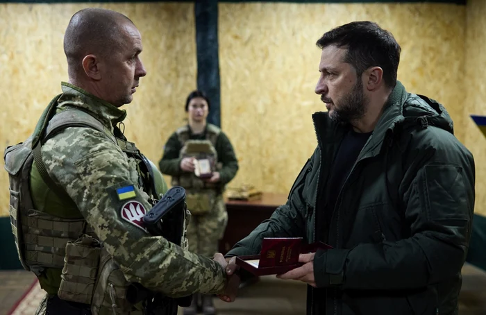 Volodimir Zelenski, felicitând soldații ucraineni. FOTO Facebook Volodimir Zelenski