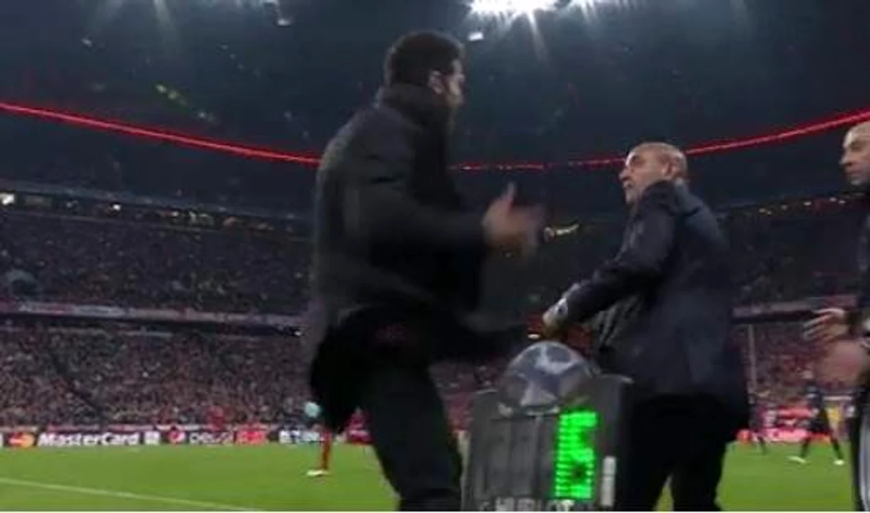 Momentul în care Diego Simeone îşi loveşte colaboratorul