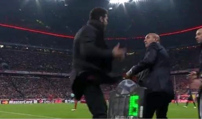 Momentul în care Diego Simeone îşi loveşte colaboratorul