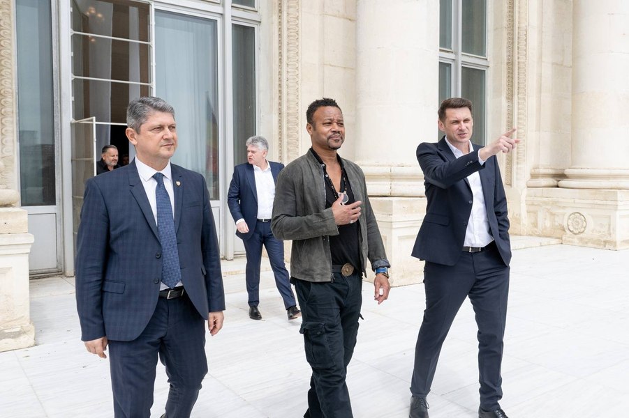Starul Cuba Gooding Jr., în vizită la Senatul României: promite că revine pentru Delta Dunării și Transilvania