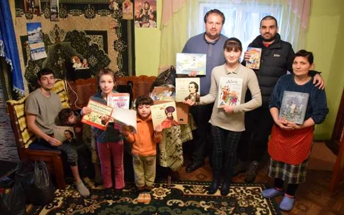 Copiii volohilor au primit cărţi în limba română Foto: Prefectura MM