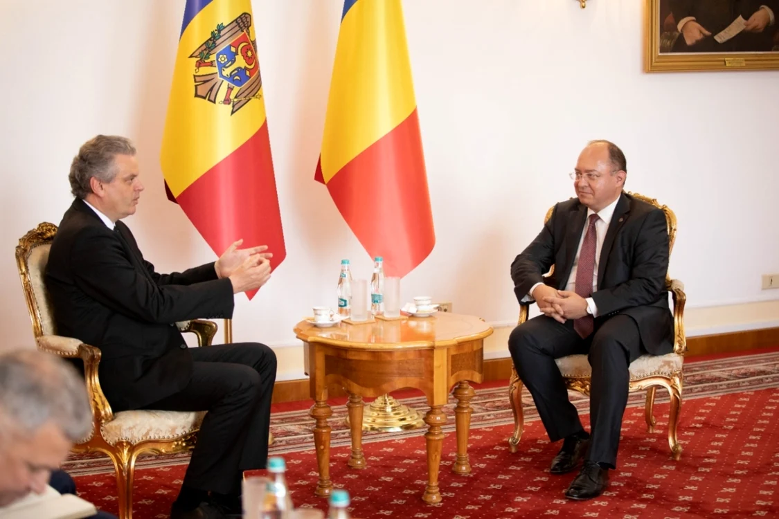 Oleg Serebrian (stânga) şi Bogdan Aurescu. FOTO: MAE
