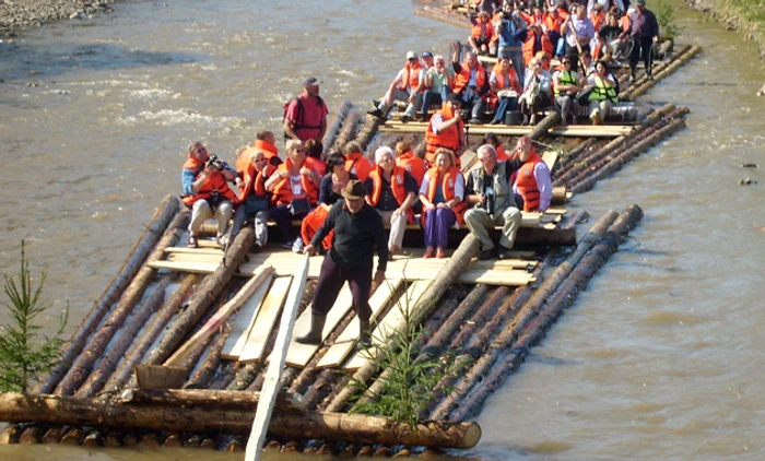 Plutaşii veterani din localităţile Moldovei plimbă zeci de turişti pe apa Bistriţei Aurii