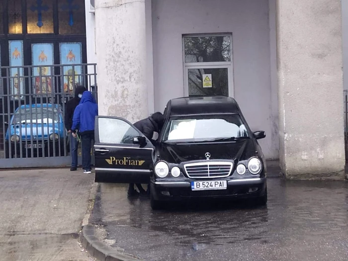 
    Fiicele lui Nelu Ploieșteanu au ridicat miercuri trupul neînsuflețit al tatălui lorFoto: Blitz  