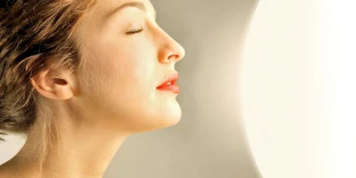 Pentru un plus de energie, ideal ar fi să faci 30 de minute de luminoterapie zilnic, dimineaţa