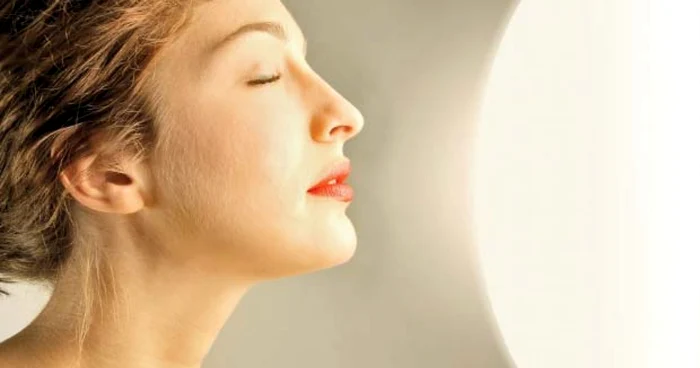 Pentru un plus de energie, ideal ar fi să faci 30 de minute de luminoterapie zilnic, dimineaţa