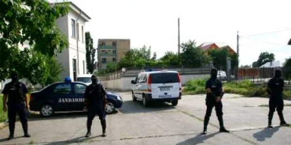 Craiova: VIDEO Rromii arestaţi la Caracal vor fi astăzi prezentaţi Parchetului
