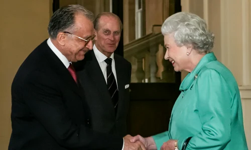 Foto 5  Ion Iliescu Regina Elisabeta a II a a Marii Britanii Printul Philip Palatul Buckingham 2004 jpg