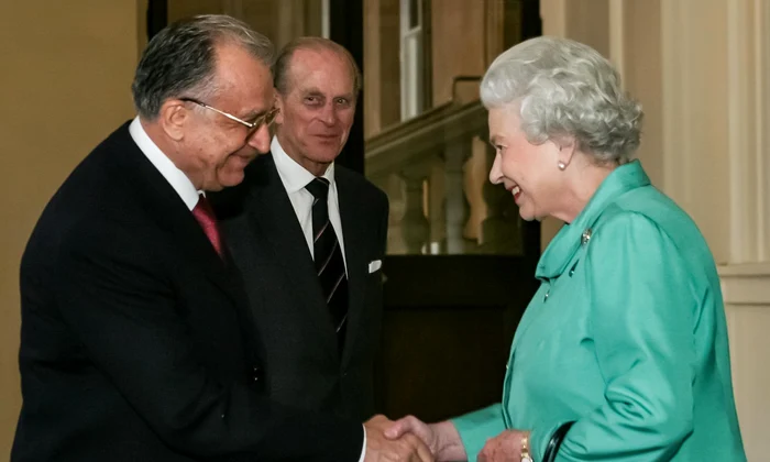 Foto 5  Ion Iliescu Regina Elisabeta a II a a Marii Britanii Printul Philip Palatul Buckingham 2004 jpg