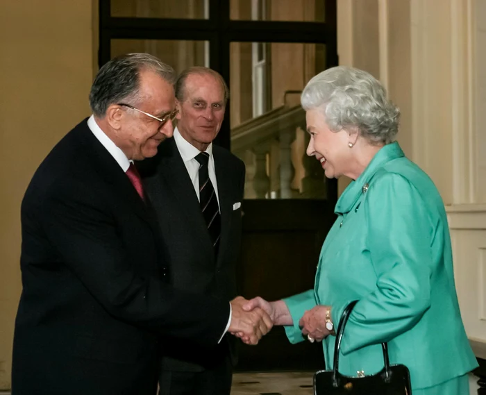 Foto 5. Ion Iliescu, Regina Elisabeta a II-a a Marii Britanii și Prințul Philip, Palatul Buckingham