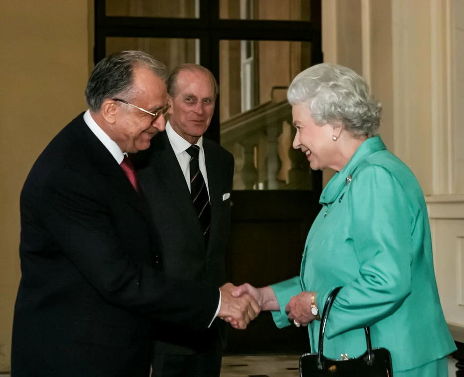 Ion Iliescu, la Buckingham, cu Regina Elisabeta și Prințul Philip.