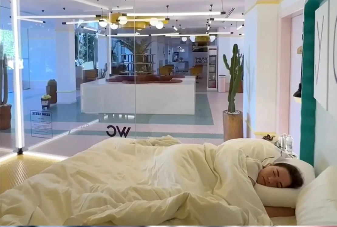 Experiența unor tineri într-o cameră transparehtă din Ibiza. Foto: Captură video