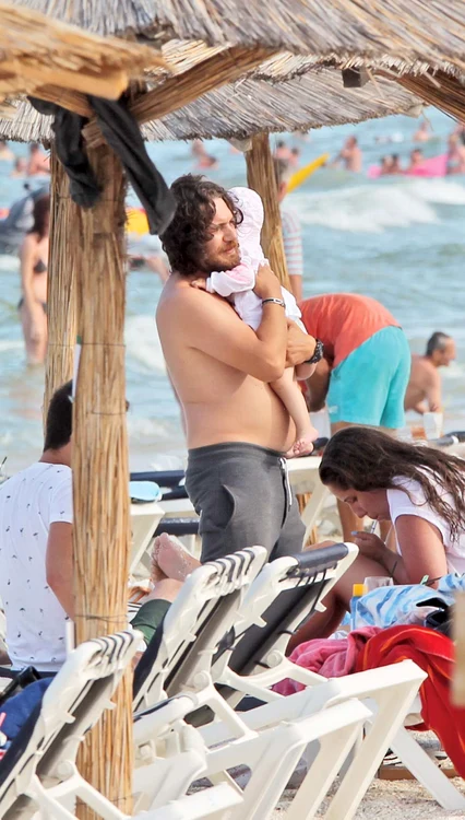 Masterchef-ul Florin Dumitrescu şi-a răsfăţat cele două fete la plajă