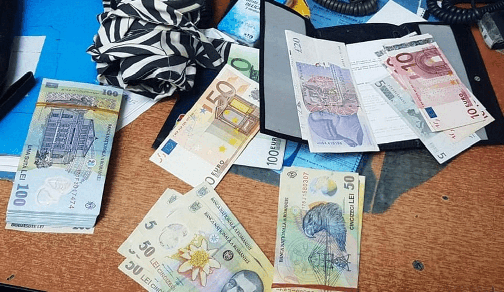 Un bătrân de 97 ani a uitat o mică avere într-un taxi din Slatina. Taximetristul a dus borseta intactă la Poliție