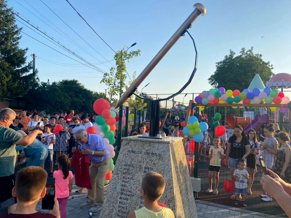 Monumentul care reprezintă un bold (ac cu gămălie) se doreşte să devină un simbol al cartierului Bold din Caracal FOTO: Facebook/Primăria Municipiului Caracal