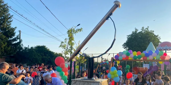 monumentul de la caracal pe soclul căruia au fost trecute poreclele locuiotorilor din cartier - foto facebook primăria municipiului caraca