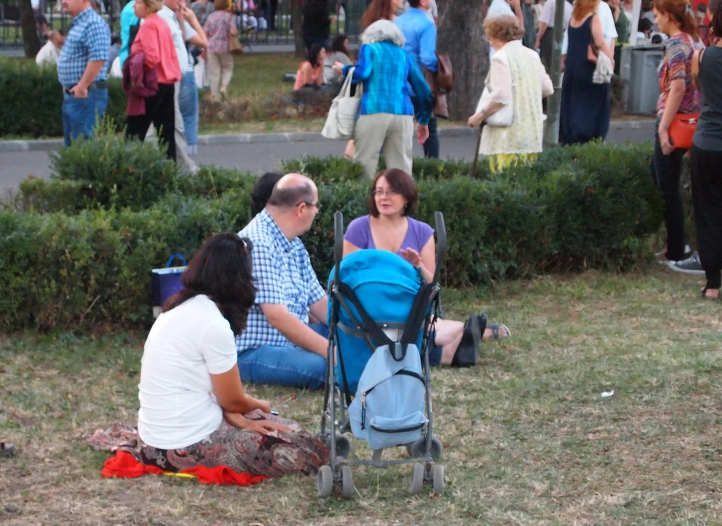 Cine nu a mai gasit loc liber a intins o patura direct pe iarba