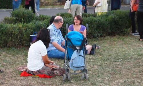 Cine nu a mai gasit loc liber a intins o patura direct pe iarba jpeg