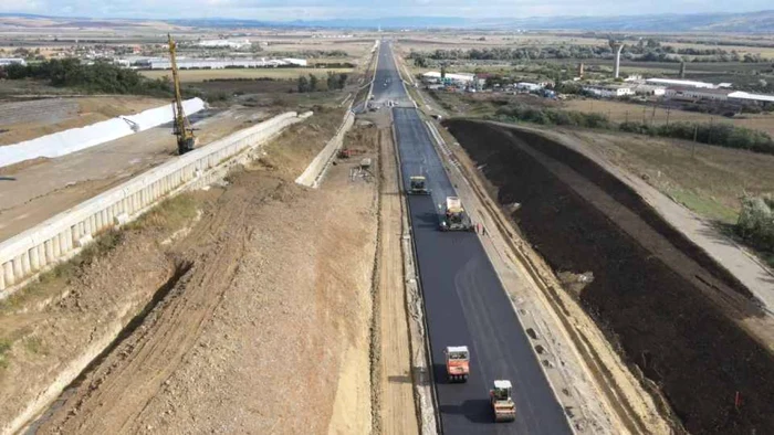 Antreprenorul a turnat asfalt pe sensul spre Turda. Foto: ziarulunirea.ro