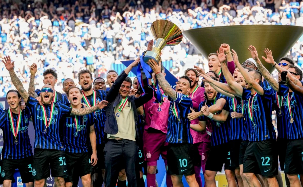 Cristi Chivu a ridicat trofeul alături de Lautaro Martinez, căpitanul Interului (FOTO: Profimedia)