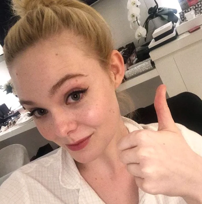 Elle Fanning s-a fotografiat după ce a leșinat la Cannes