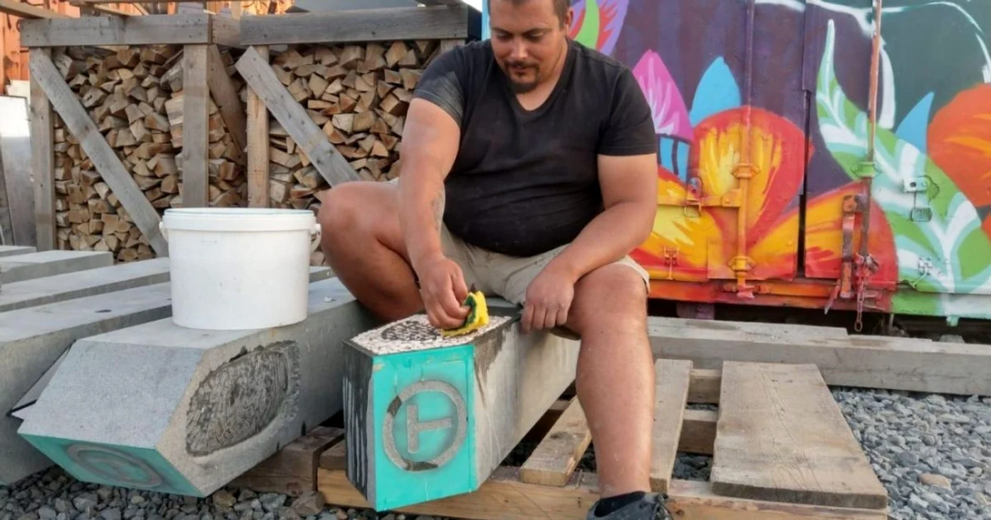 Un voluntar lucrează la sculptarea uneia dintre bornele kilometrice FOTO Facebook/ Via Transilvanica