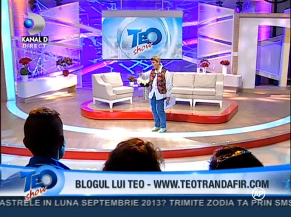 Teo a prezentat prima ei emisiune la Kanal D în blugi şi cămaşă albă (captură: Kanal D)