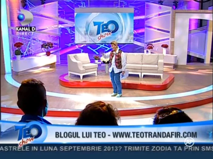 Teo a prezentat prima ei emisiune la Kanal D în blugi şi cămaşă albă (captură: Kanal D)