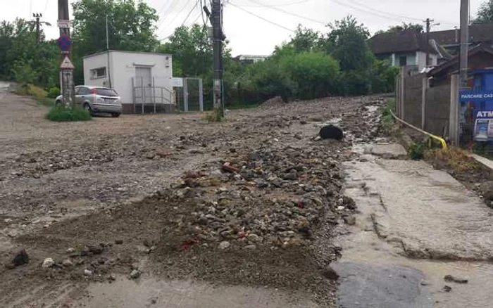 Stradă devastată din zona Castelului Corvinilor. FOTO: Dan Bobouţanu.