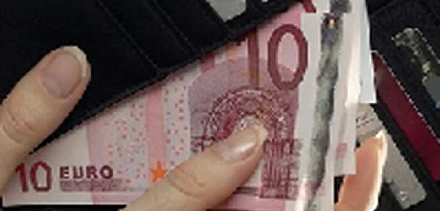 Craiova: Jandarmii au găsit o borsetă cu valută şi au înapoiat-o proprietarului