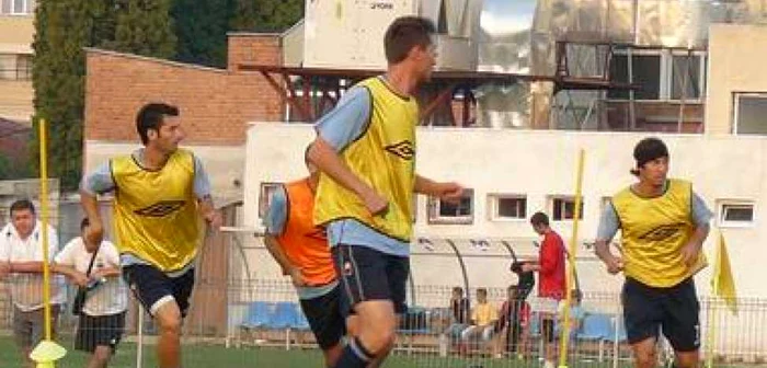 Târgu-Jiu: Cârţu i-a scos din primul 11 pe Păcurar şi Hidişan